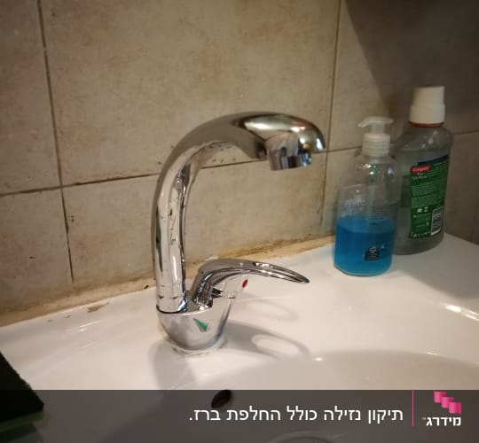 ברז כרום בכיור עם סבון נוזלי